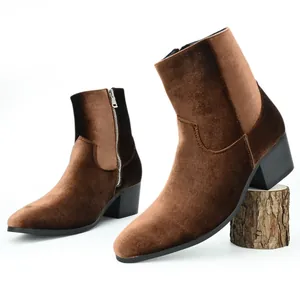 Detalle de botas de terciopelo marrón para hombre con tacón alto, cremallera lateral y tacón bloque.
