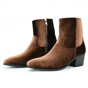 Botines de hombre en terciopelo marrón con cremallera lateral y tacón de bloque.