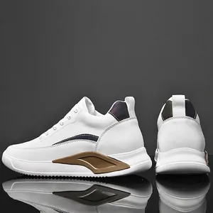 Sneakers bianche da uomo con zeppa invisibile di 6 cm e raffinati dettagli marroni