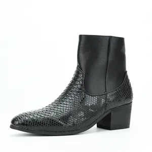 Detalle de botines para hombre con textura de piel de serpiente negra y tacón bloque