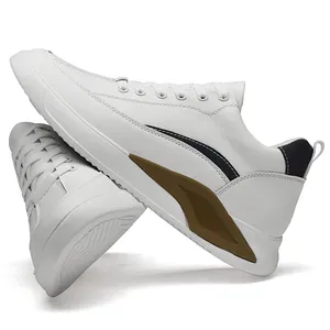 Sneakers bianche da uomo con rialzo interno invisibile di 6cm e dettagli colorati.