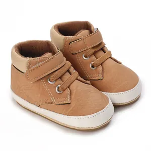 Klassische braune Baby-Lauflernschuhe mit weicher Sohle für Jungen von null bis einem Jahr