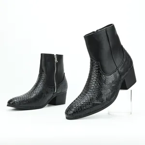 Botines negros de moda para hombre con textura de piel de serpiente y cremallera lateral