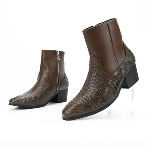 Detalle lateral de botas de hombre con tacón marrón y diseño de piel de serpiente sintética