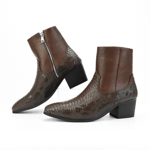 Detalle de botines de tacón para hombre en color marrón con textura de serpiente