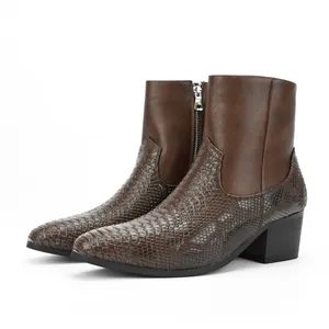 Botines de hombre marrones con textura de serpiente, tacón bloque y cremallera lateral