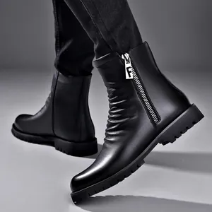Stijlvolle zwarte heren Martin boots van rundleer met zijrits en warme fleecevoering.