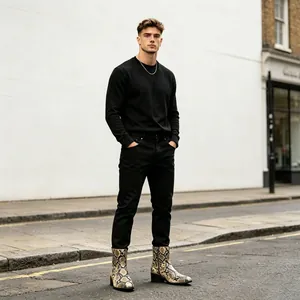 Botas de tacón alto para hombre con estampado de serpiente en un entorno urbano moderno