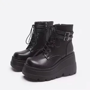 Schwarze matte Plateau-Stiefeletten mit modischen Schnallenriemen und Schnürdesign