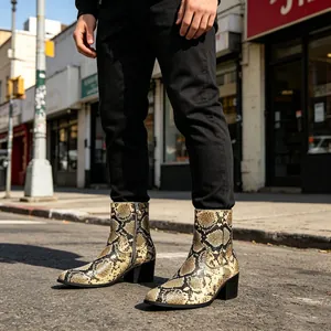 Detalle de vista lateral de botas de tacón alto con estampado de serpiente para hombre