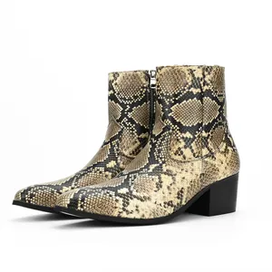 Vista lateral detallada de botas de tacón alto para hombre con un patrón de piel de serpiente