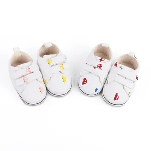 Paires de chaussures bébé garçon avec motifs voitures et semelles en caoutchouc