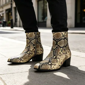 Vista detallada de botas de moda para hombre con estampado de serpiente y tacón