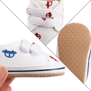 Vue détaillée des chaussures antidérapantes pour bébé avec motifs de voitures et semelle