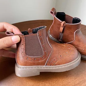 Botas Chelsea vintage de cuero marrón para niñas con detalles brogue y cremalleras