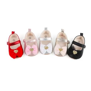 Fünf Paar Baby-Prinzessin-Schuhe in verschiedenen Farben mit Glitzerschleifen