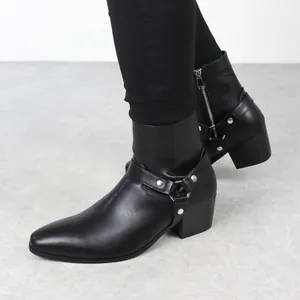 Vue détaillée de bottines Chelsea noires pour hommes avec bout pointu et boucle
