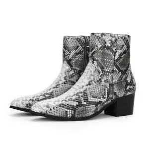 Vista detallada de botas para hombre con estampado de serpiente y punta