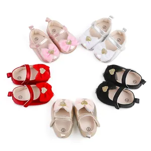 Detailansicht von Baby-Mädchen-Schuhen in verschiedenen Farben mit Schleifen.