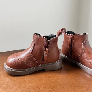 Botas Martin de cuero marrón retro para niños con cremallera lateral y detalles de brogue