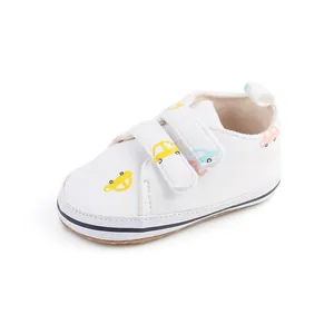 Chaussures de marche pour bébé blanches avec motifs de voitures et fermetures velcro