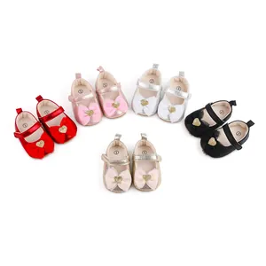 Auswahl an Baby-Mädchen-Festschuhen mit Spitzenschleifen und Herzen in Farben