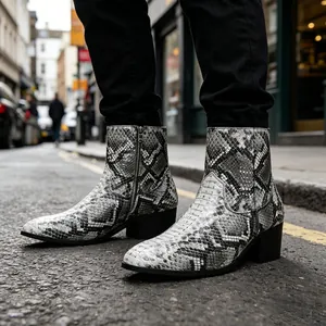 Primer plano de botines de moda para hombre con estampado de serpiente y tacón alto