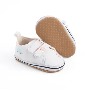 Détail de chaussures de marche pour bébé blanches avec semelle en caoutchouc antidérapante