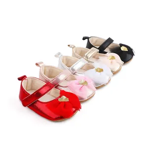 Elegante glänzende Baby Prinzessin Schuhe mit Herzschleifen in mehreren Farben, 0-12 Monate.
