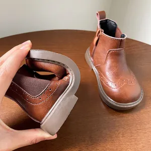 Botas Martin de cuero marrón flexible estilo retro inglés para niñas pequeñas y bebés.