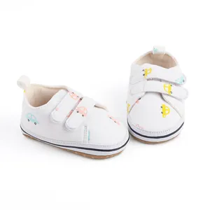 Chaussures de marche blanches pour bébé avec motifs voitures et semelles antidérapantes