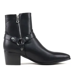 Vue latérale de bottes pointues en cuir noir pour homme avec boucle et fermeture éclair.