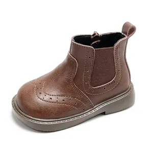 Botas Brogue de cuero marrón para niñas pequeñas con suelas de goma antideslizantes y cremallera
