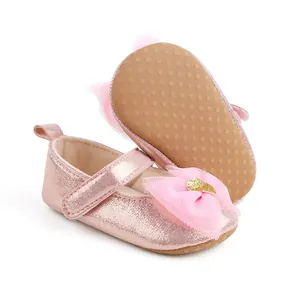 Detailaufnahme von rosa glitzernden Baby-Prinzessinnenschuhen mit Netzschleife und Sohle
