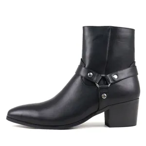 Vue de côté d'une bottine Chelsea noire pour homme avec boucle en métal argenté
