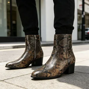 Vista detallada de botas de moda para hombre con estampado de serpiente y tacón alto.