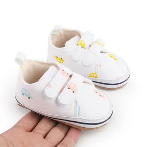 Détail des chaussures de marche pour bébés avec imprimé voiture et semelle en caoutchouc