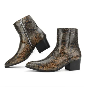 Detalle de botas de moda para hombre con tacón alto, textura de piel de serpiente y cremallera