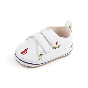 Vue détaillée d'une chaussure de marche bébé garçon blanche avec motifs de voitures