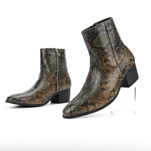Detalle de botines de moda para hombre con estampado de serpiente y cremallera lateral
