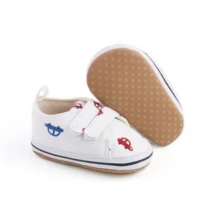 Vue détaillée des chaussures bébé avec semelle en caoutchouc et broderie voiture