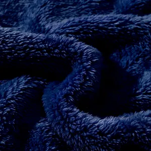 Détail en gros plan du tissu polaire arctique double face bleu marine et doux