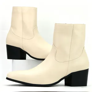 Perfil lateral de elegantes botas crema para hombre con tacón de bloque negro
