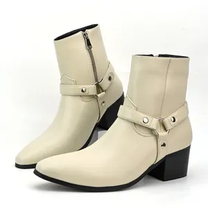 Vue détaillée de bottines Chelsea pour hommes en cuir crème avec boucle à anneau argenté