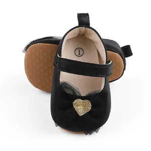 Detailansicht Babyschuh für Mädchen mit schwarzer Spitzenschleife und Glitzerherz