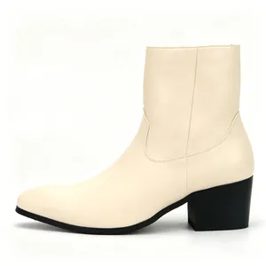 Vista lateral de botines de moda para hombre en color crema con tacón de bloque negro.