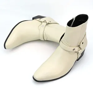 Vue détaillée de bottes pour hommes en cuir crème à bout pointu avec harnais à anneau