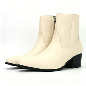 Perfil lateral de botines de moda para hombre en crema con tacones negros y cremallera.