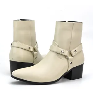 Détail de vue latérale de bottines crème pour hommes à bout pointu avec harnais et talon noir.