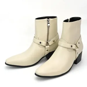 Vue détaillée de bottines harnais pointues de couleur crème avec fermeture éclair et boucle métal